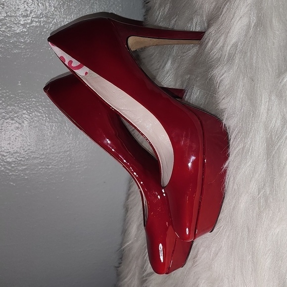 VINCE CAMUTO PLATFORM HEELS - Picture 2 of 13